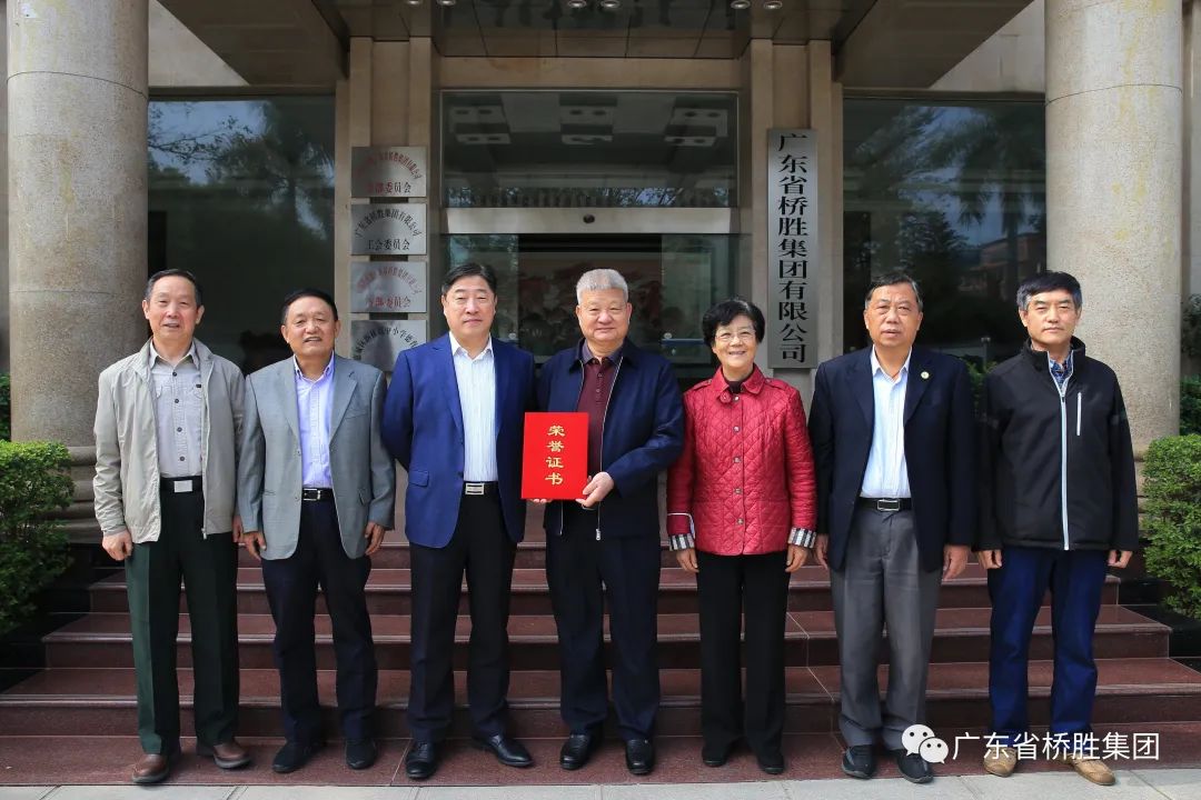 省愛促會(huì)特邀原廣州軍區(qū)空軍副參謀長(zhǎng)岳喜翠將軍和中共惠州市委常委、組織部長(zhǎng)沈亦軍同志等，上門為陳橋頓頒發(fā)抗擊疫情先進(jìn)個(gè)人榮譽(yù)證書 